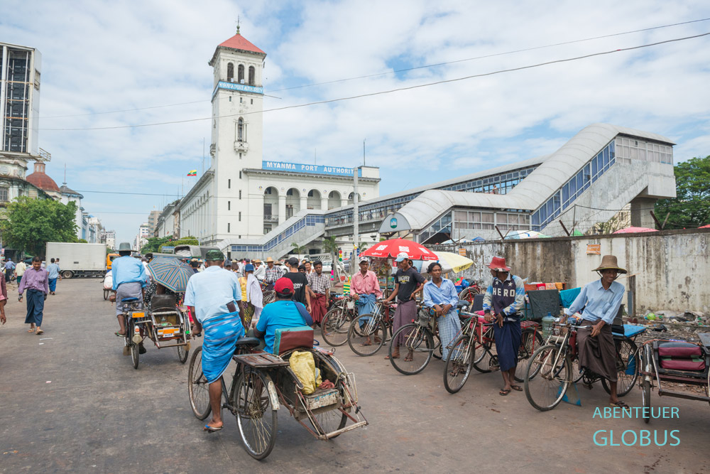 Die Hafenbehörde Myanma Port Authority an der Strand Road Ecke Pansodan Street in Yangon besitzt einen markanten weißen Turm.