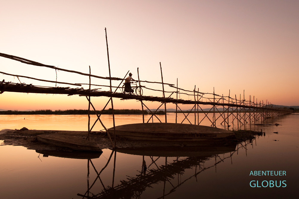 Abendstimmung an der 550 Meter langen Brücke über den Tamphin, ein Zufluss des Ayeyarwady bei Bhamo in Nord-Myanmar.