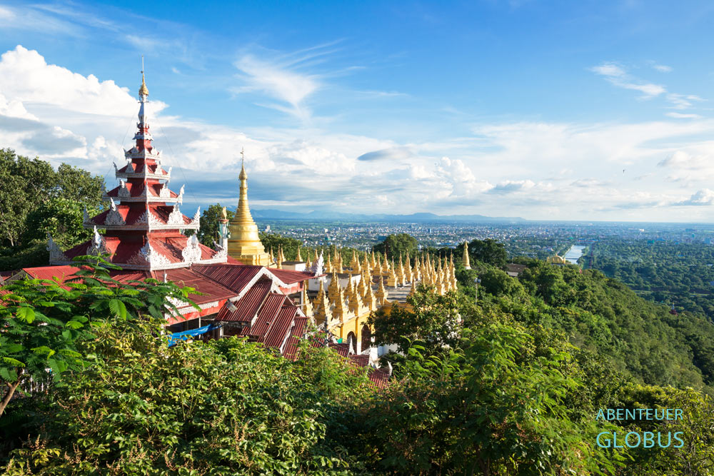 Blick vom Mandalay Hill in Mandalay, die größte Stadt am Ayeyarwady-Fluss in Myanmar. Beliebt ist der Berg als Aussichtspunkt zum Sonnenuntergang.