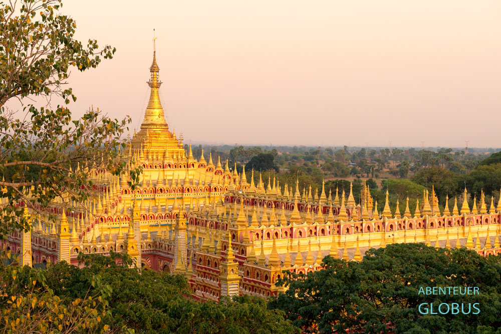 Die prächtig verzierte Thanboddhay-Pagode im Abendlicht. Der Sakralbau befindet sich nahe Monywa in Myanmars Sagaing-Provinz.