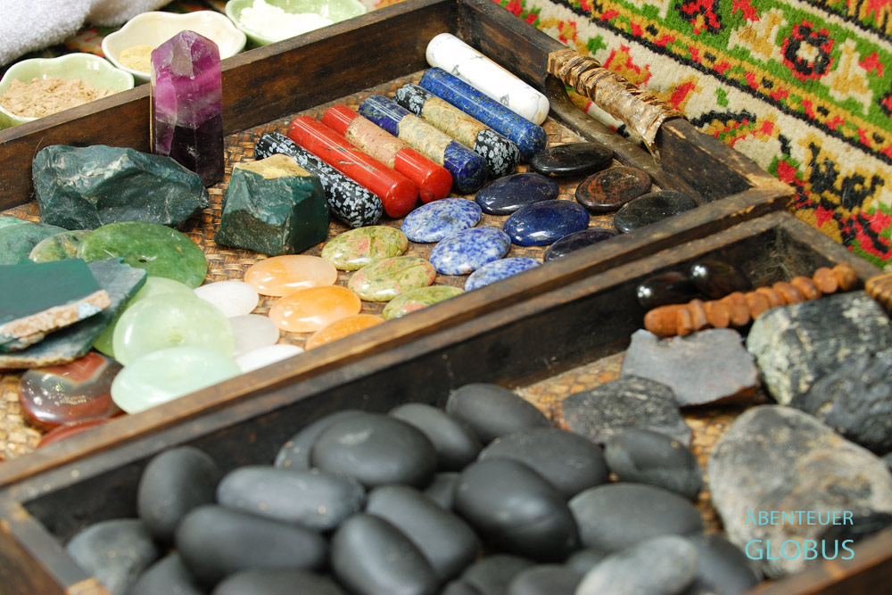 Für die Steinmassage bei Hunden im Indo Thai Dog Spa in Bangkok werden die Steine erwärmt.