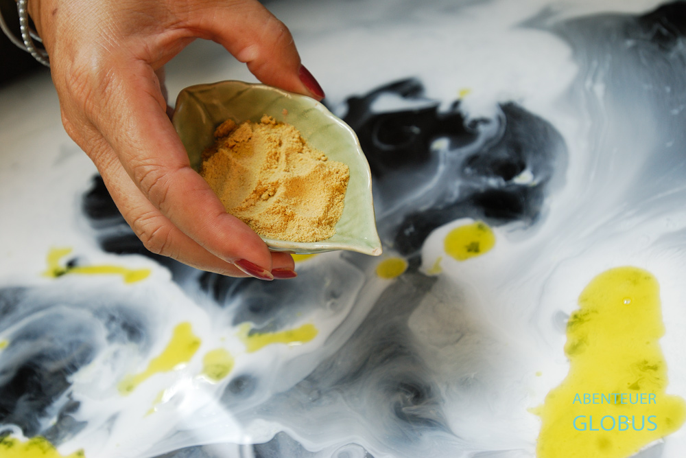 Öle, Pülverchen und Rosenblütenblätter sind Zusätze für ein Hundebad im Wellnesscenter Indo Thai Dog Spa in Bangkok, der Hauptstadt Thailands.