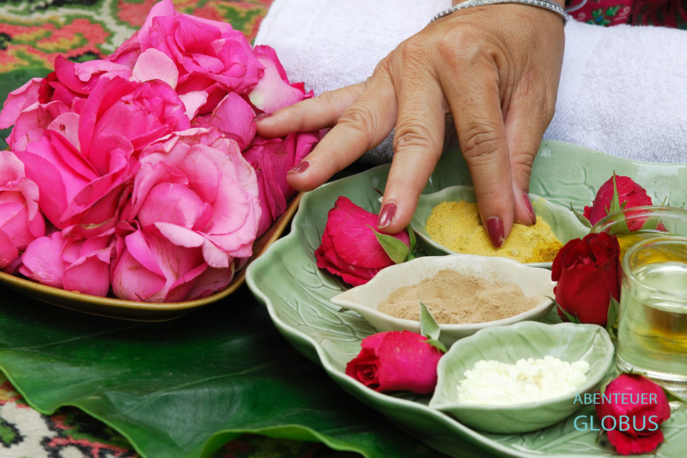 Ins Hundebad im Bangkoker Indo Thai Dog Spa gehören Zusätze wie Rosenblütenblätter, Öle und diverse Pulver.