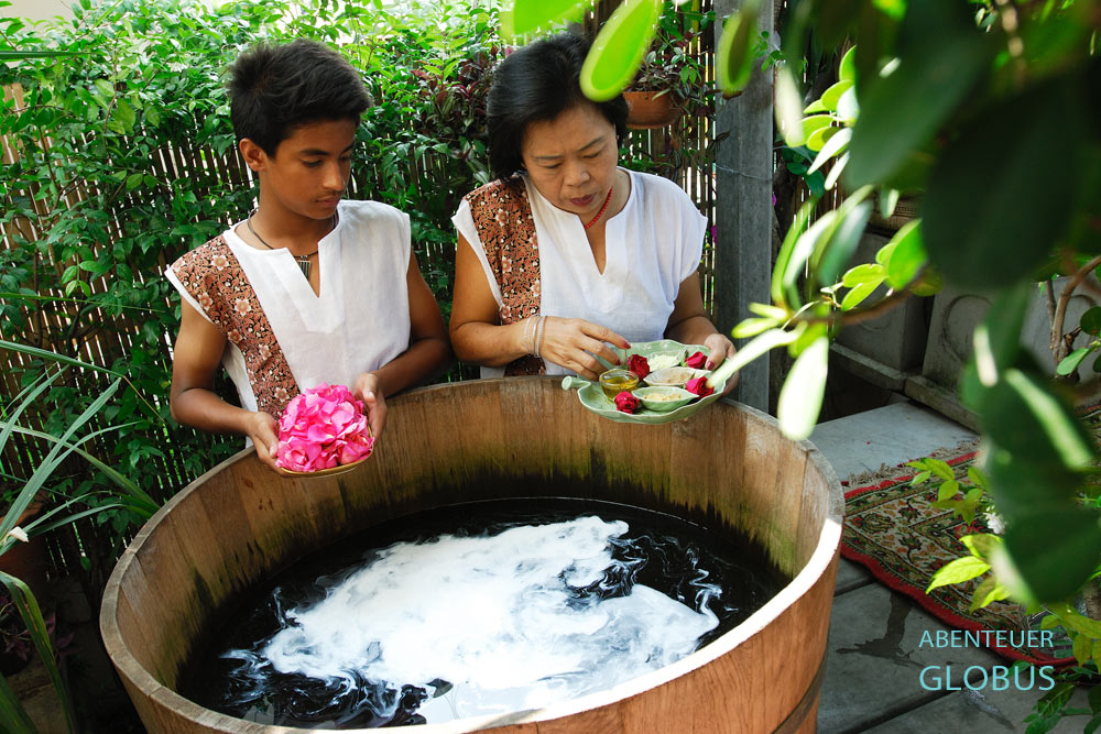 Vorbereitung für ein Wohlfühlbad für Hunde im Bangkoker Indo Thai Dog Spa in Thailand.