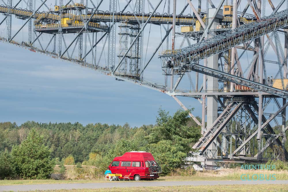 Roter Camper vor der Abraumbrücke F60 am Bergheider See in Lichterfeld-Schacksdorf 