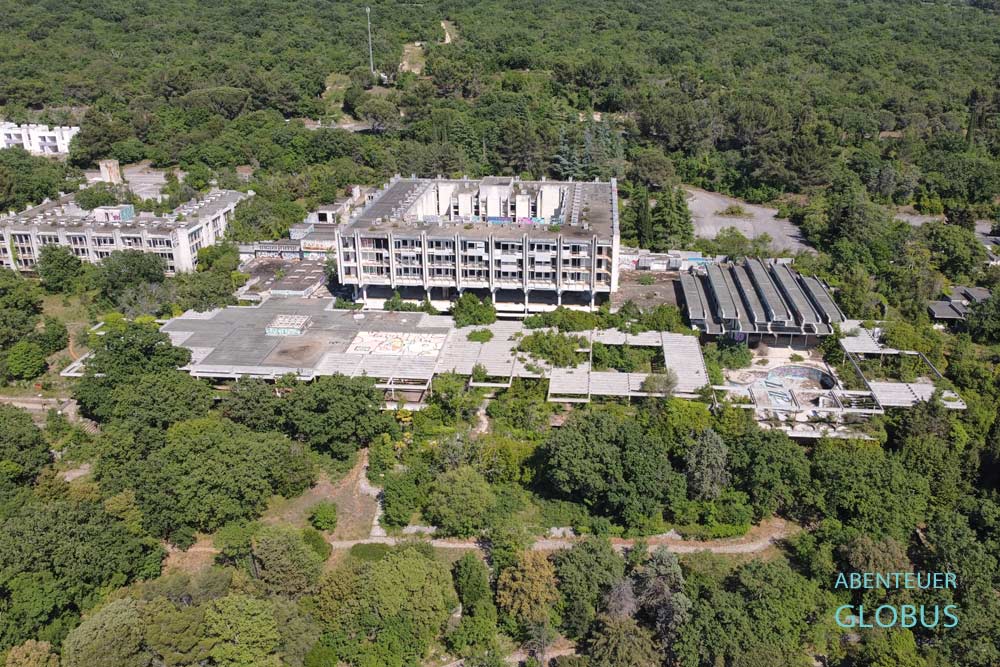 Luftaufnahme vom Lost Place Hotel Haludovo auf der Insel Krk in Kroatien
