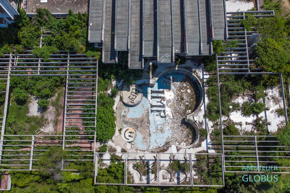 Luftaufnahme vom Swimmingpool im Hotel Haludovo auf der Insel Krk in Kroatien