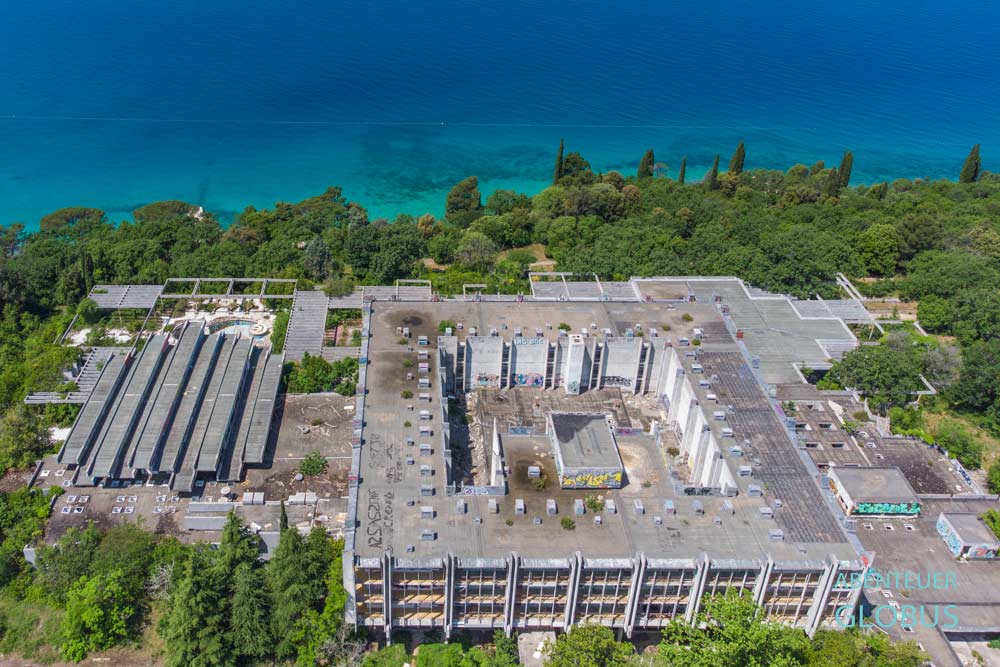 Luftaufnahme vom Lost Place Hotel Haludovo am Strand Malinska auf der Insel Krk