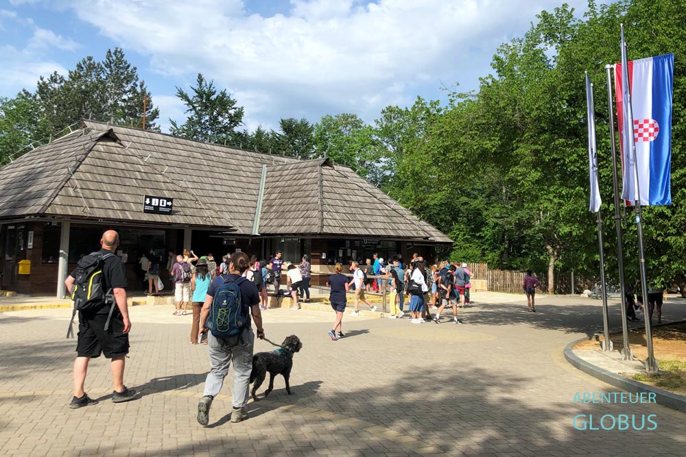 Besucher und Ticketverkauf am Eingang 1 zum Nationalpark Plitvicer Seen