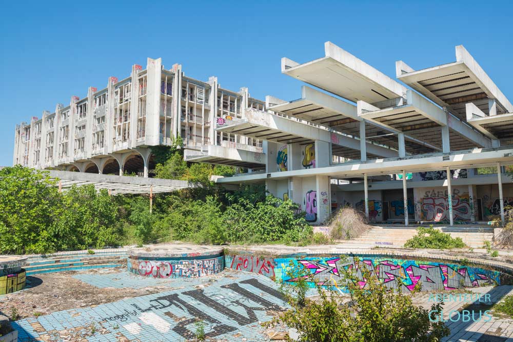 Besichtigung vom Lost Place Casino und Hotel Haludovo auf der Insel Krk am Strand Malinska
