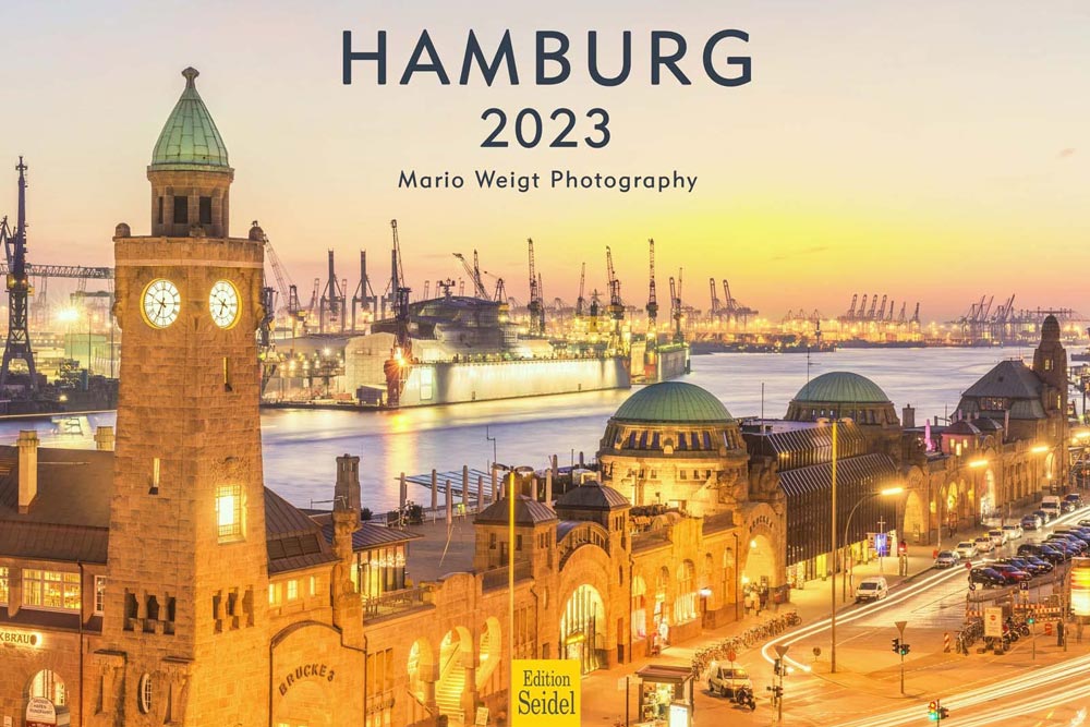 Kalender Hamburg 2023 mit der Speicherstadt, dem Rathaus und den Landungsbrücken bei Nacht.