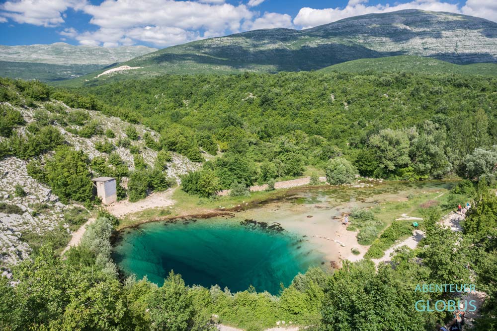 Cetina-Quelle am Fuß der Dinarischen Alpen bei Vrlika in Kroatien