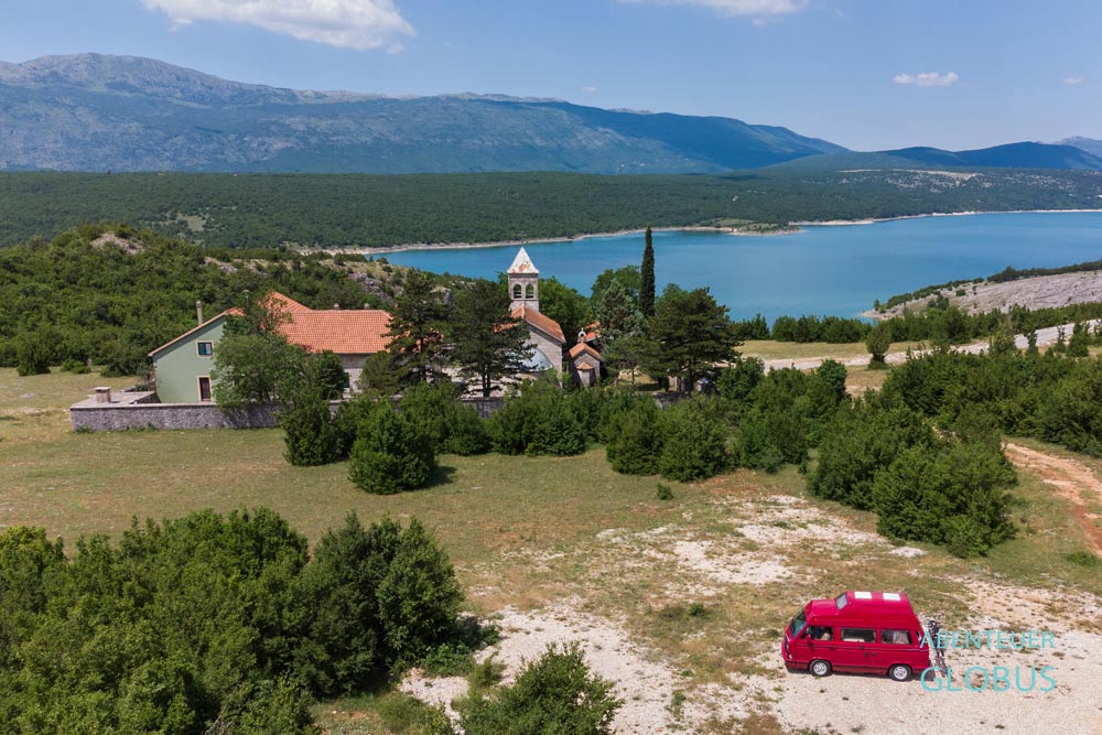 Camper am Kloster Dragovic und der Perucka-See nahe Vrlika in Kroatien