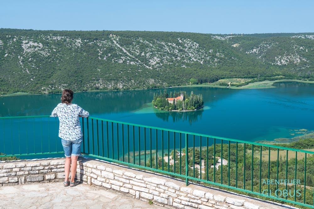 Aussicht auf Insel Visovac mit Franziskanerkloster im Krka-Nationalpark 