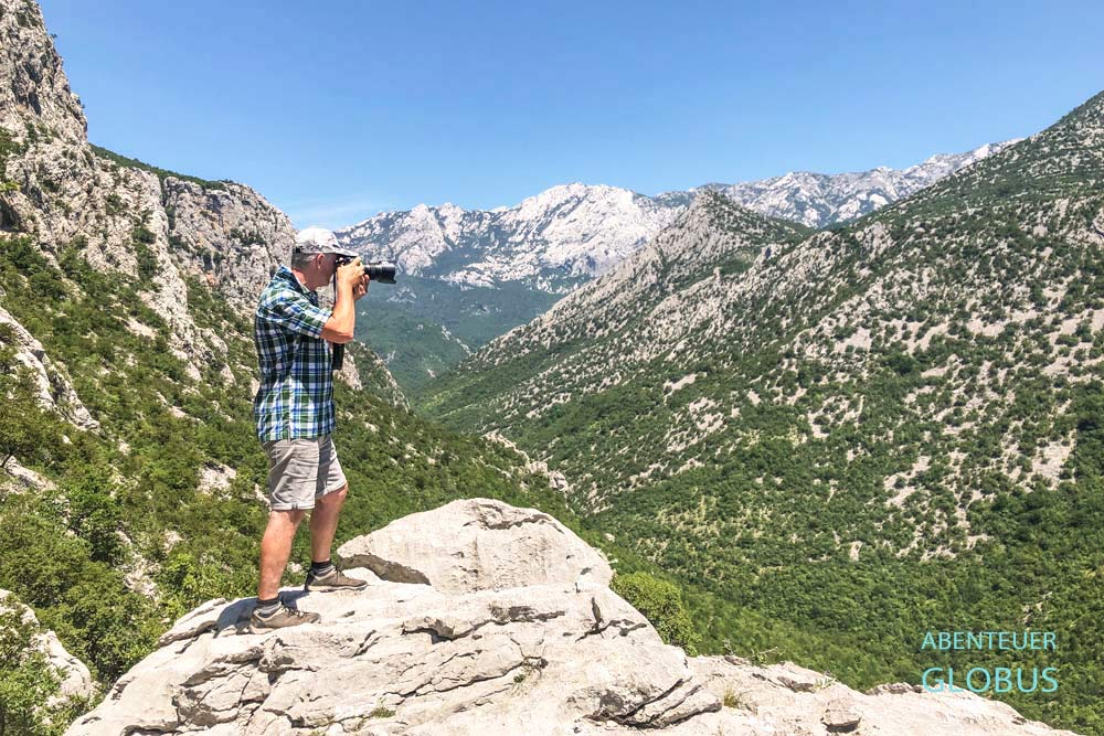 Fotograf im Paklenica Nationalpark in Starigrad-Paklenica in Kroatien