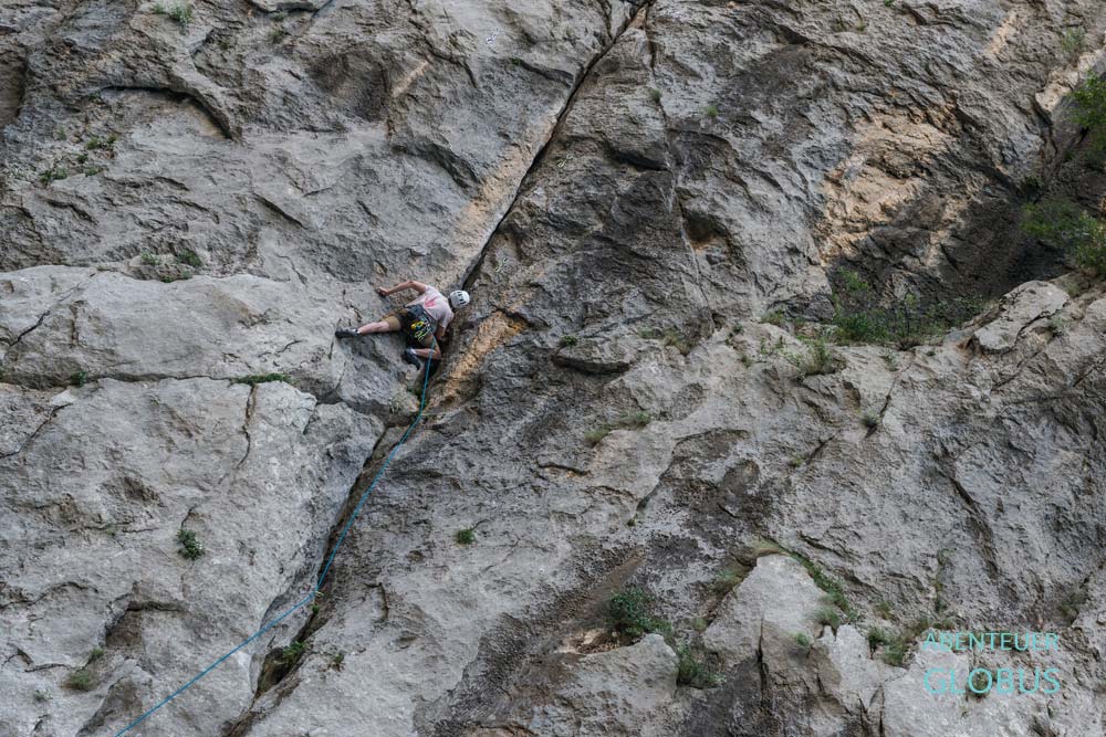 Nationalpark Paklenica: Kletterer am Felsen in der Großen Paklenica Schlucht in Kroatien