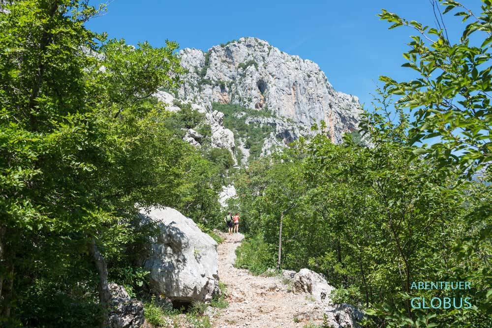 Wanderweg zur Höhle Manita Pec im Nationalpark Paklenica in Kroatien