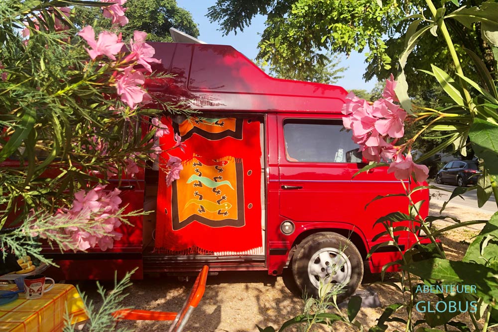 Camper auf einem Stellplatz im Aminess Atea Camping Resort in Njivice auf der Insel Krk in Kroatien