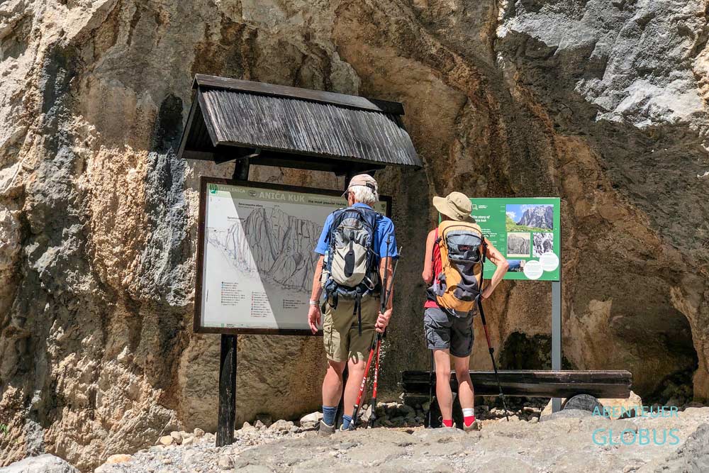 Wanderer an der Informationstafel Anica Kuk in der großen Schlucht Velika Paklenica im Paklenica Nationalpark in Kroatien