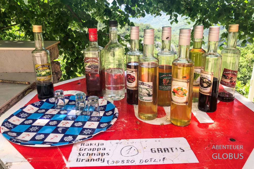 Schnaps vor der Berghütte und Herberge Ramica Dvori im Paklenica-Nationalpark in Kroatien