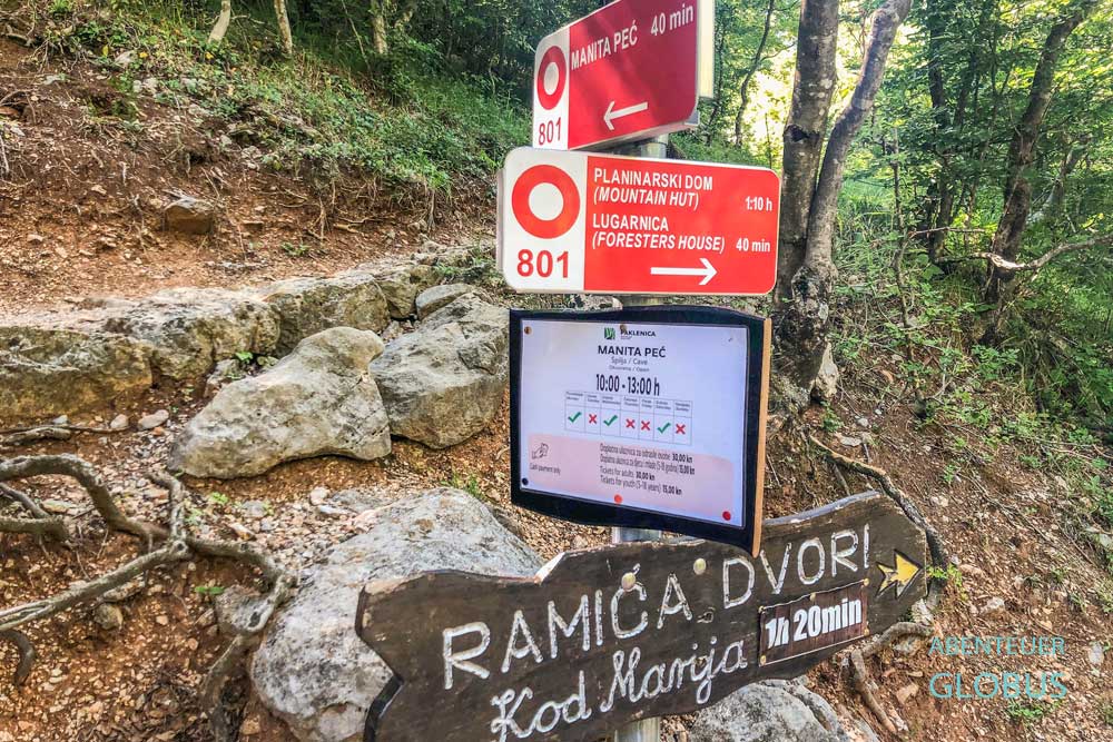 Schilder und Wegweiser im Nationalpark Paklenica in Kroatien