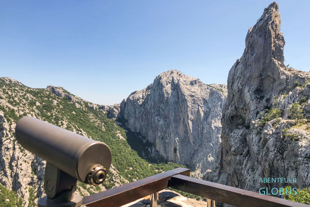 Aussichtspunkt bei der Höhle Manita Pec im Nationalpark Paklenica in Kroatien