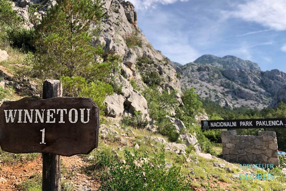 Schild mit Winnetou-Aufschrift der Drehorte der Karl-May-Filme im Paklenica-Nationalpark in Kroatien