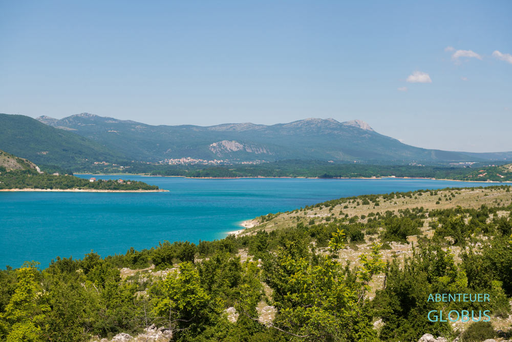 Perucka-See nahe Vrlika und Dinarisches Gebirge in Kroatien