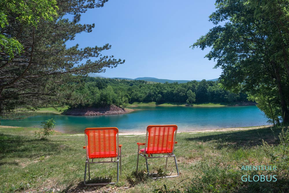 Perucka-See mit Strand bei Vrlika in Dalmatien in Kroatien