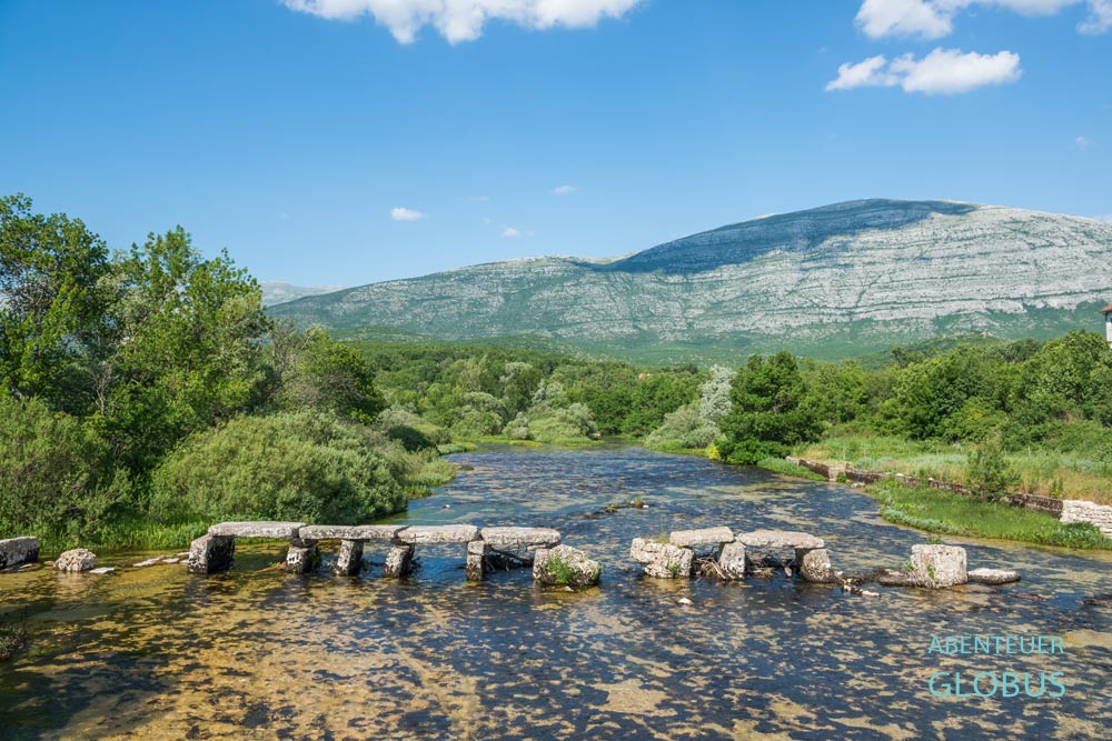 Plocasti-Brücke über den Fluss Cetina bei Vrlika in Dalmatien, Süd-Kroatien