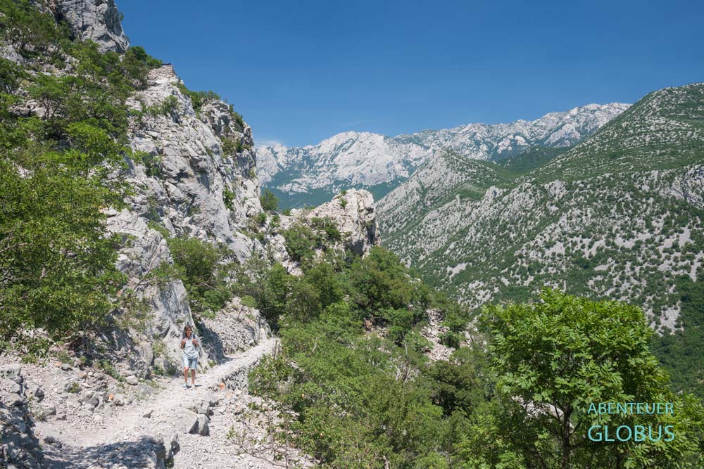 Wanderweg in der Großen Schlucht (Velika Paklenica) im Nationalpark Paklenica in Starigrad-Paklenica