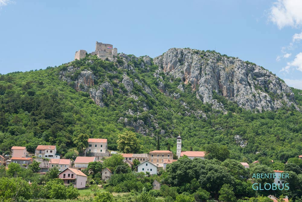 Vrlika mit Burg Prozor am Perucka-See in Kroatien