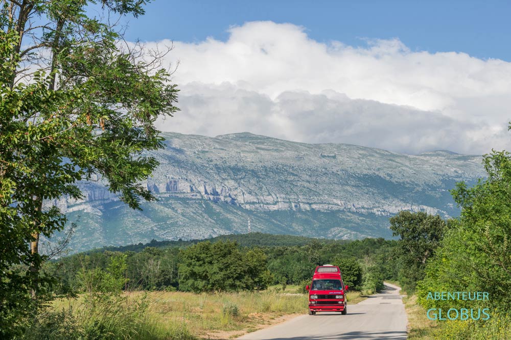 Mit dem Camper durch das Dinarische Gebirge nahe Vrlika in Kroatien
