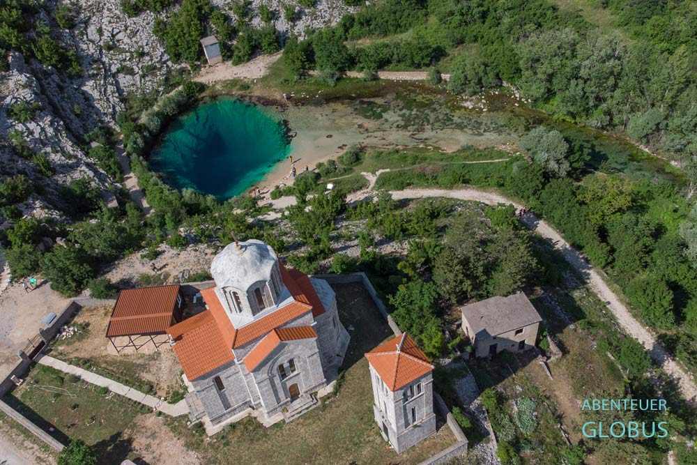 Cetina-Quelle und Kirche bei Vrlika in Kroatien