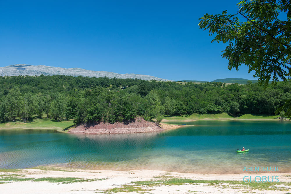 Perucka-See bei Vrlika nahe dem Dinarischen Gebirge in Kroatien