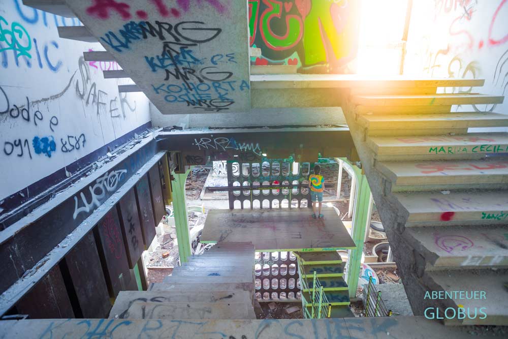 Treppenaufgang im Lost Place Casino und Hotel Haludovo auf der Insel Krk 