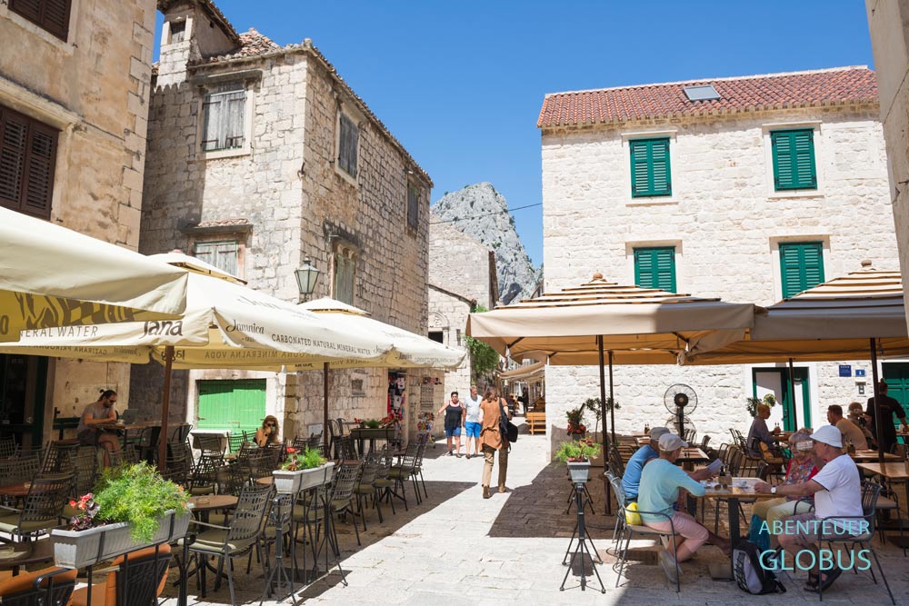 Fußgängerzone Knezova Kacica in der Altstadt von Omis in Kroatien