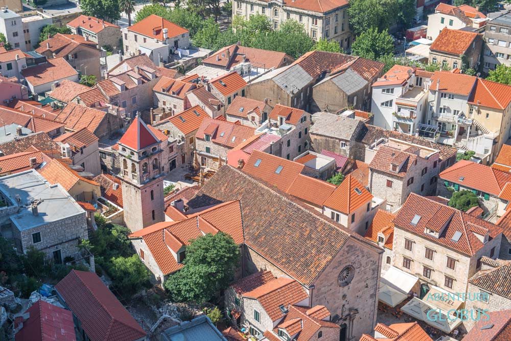 Blick von der Burg Mirabela: Altstadt von Omis mit Kirche St. Michael in Kroatien