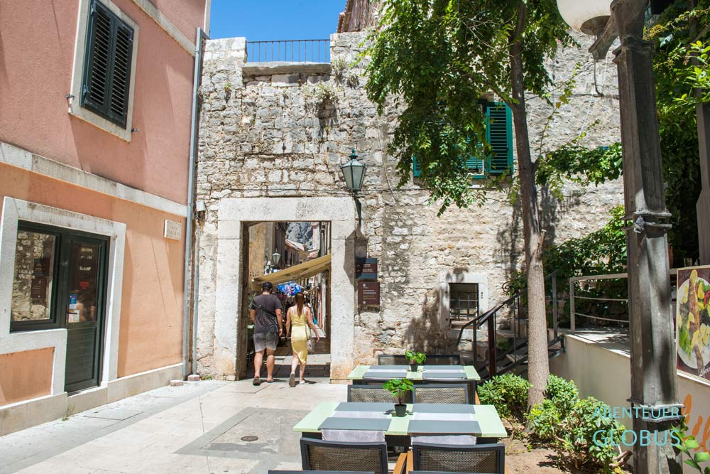 Osttor der Altstadt von Omis in Kroatien