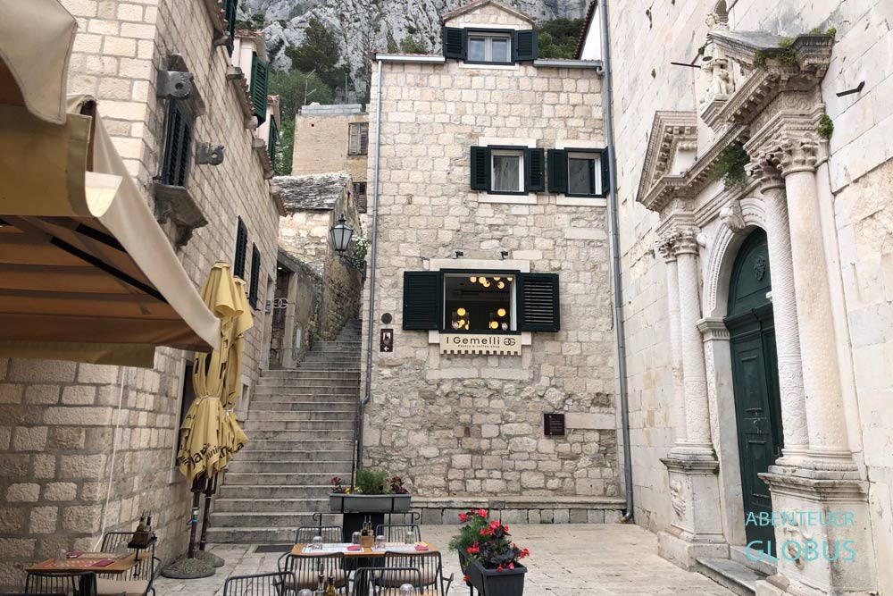 Eingang der St. Michaelkirche in der Altstadt von Omis in Kroatien