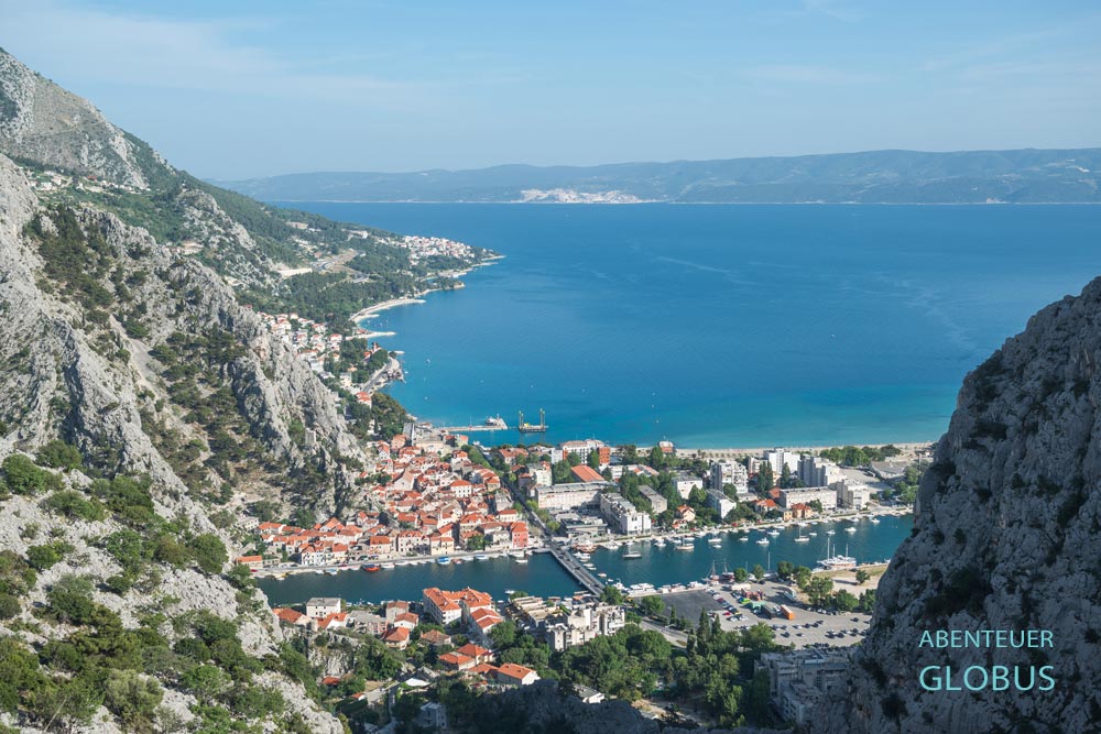 Ausblick auf Omis, den Fluss Cetina und zur Insel Brac in der Adria in Kroatien