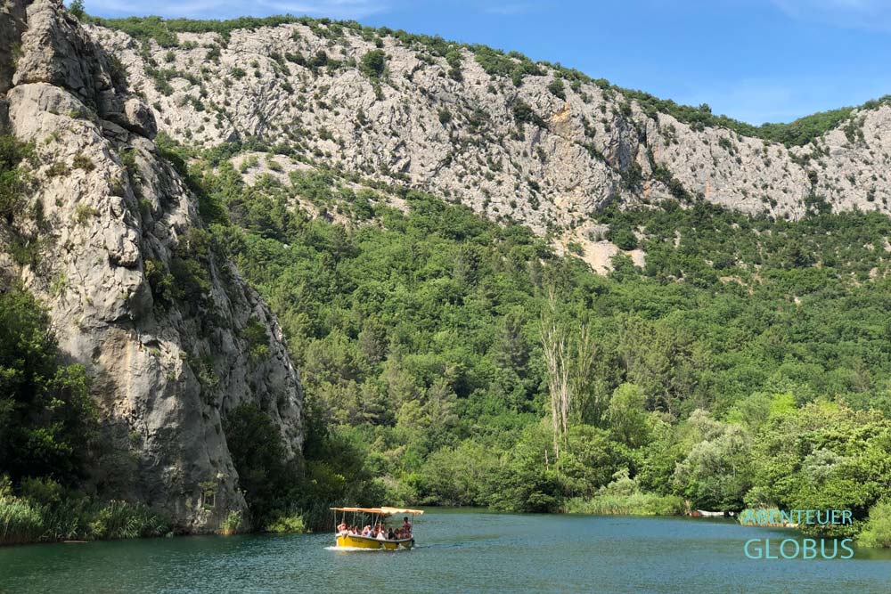 Bootstour auf dem Cetina-Fluss bei Omis in Kroatien