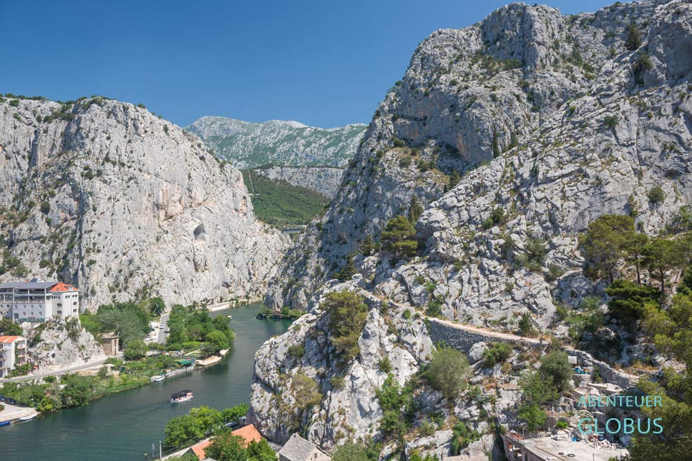 Blick von der Festung Peovica (Burg Mirabela) in die Cetina-Schlucht in Omis in Kroatien