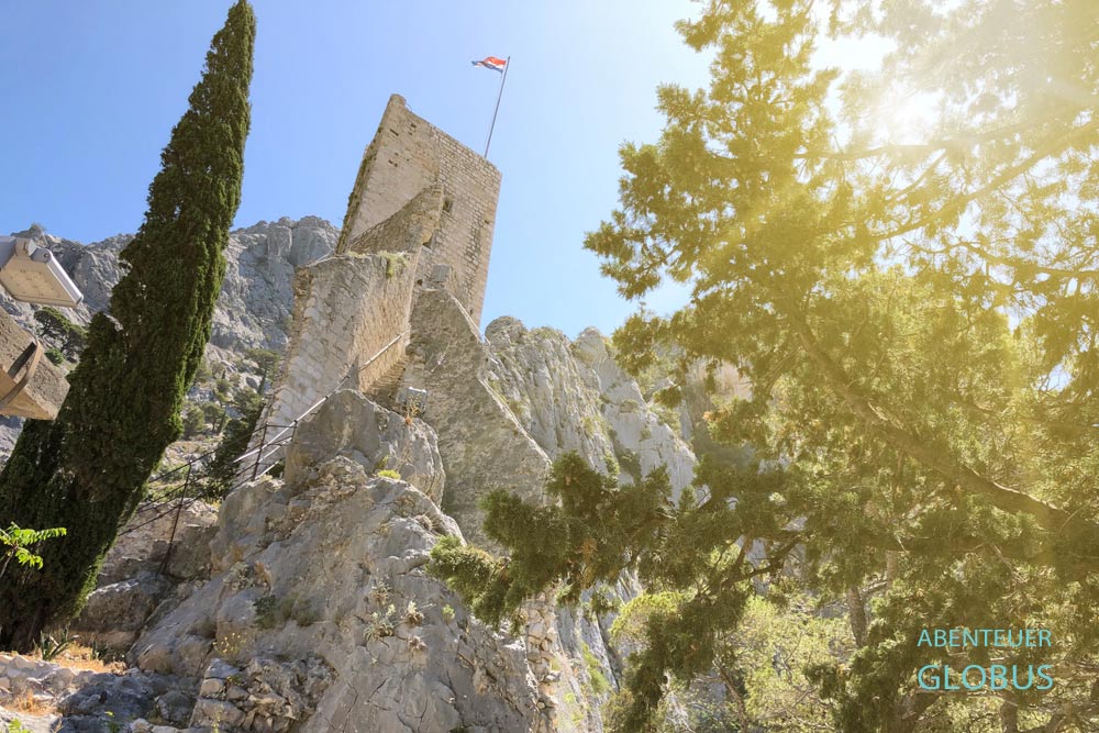 Burg Mirabela (Festung Peovica) steht über der Altstadt von Omis in Kroatien