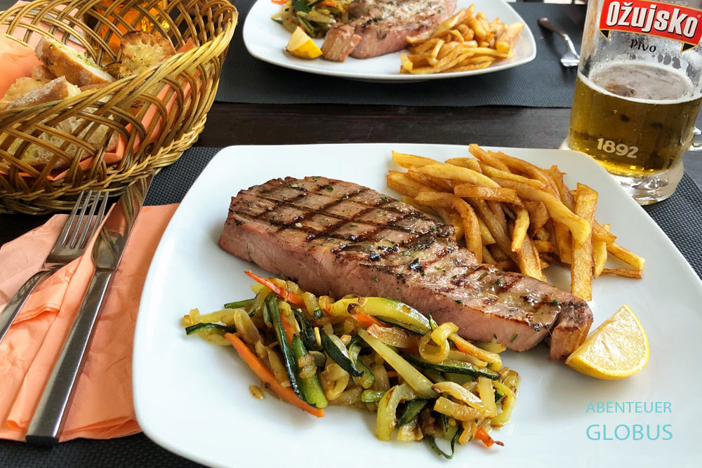 Hauptgericht Tuna Steak in der Konoba Palacio im Dorf Naklice bei Omis in Kroatien