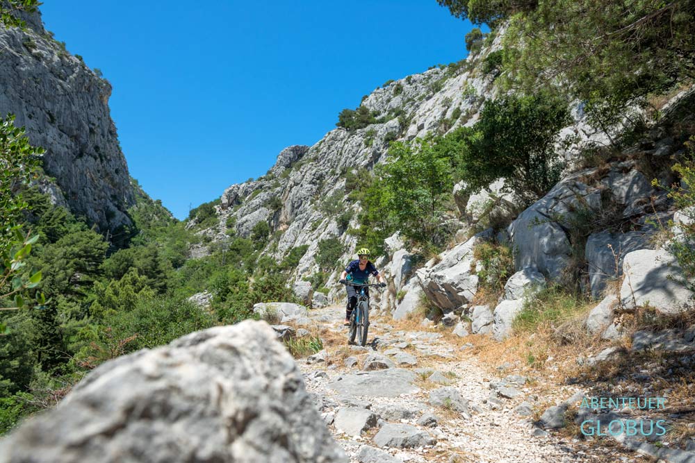 Kroatien: Mountainbiker auf dem Wanderweg von Omis zum Dorf Naklice und Aussichtspunkt Komorjak