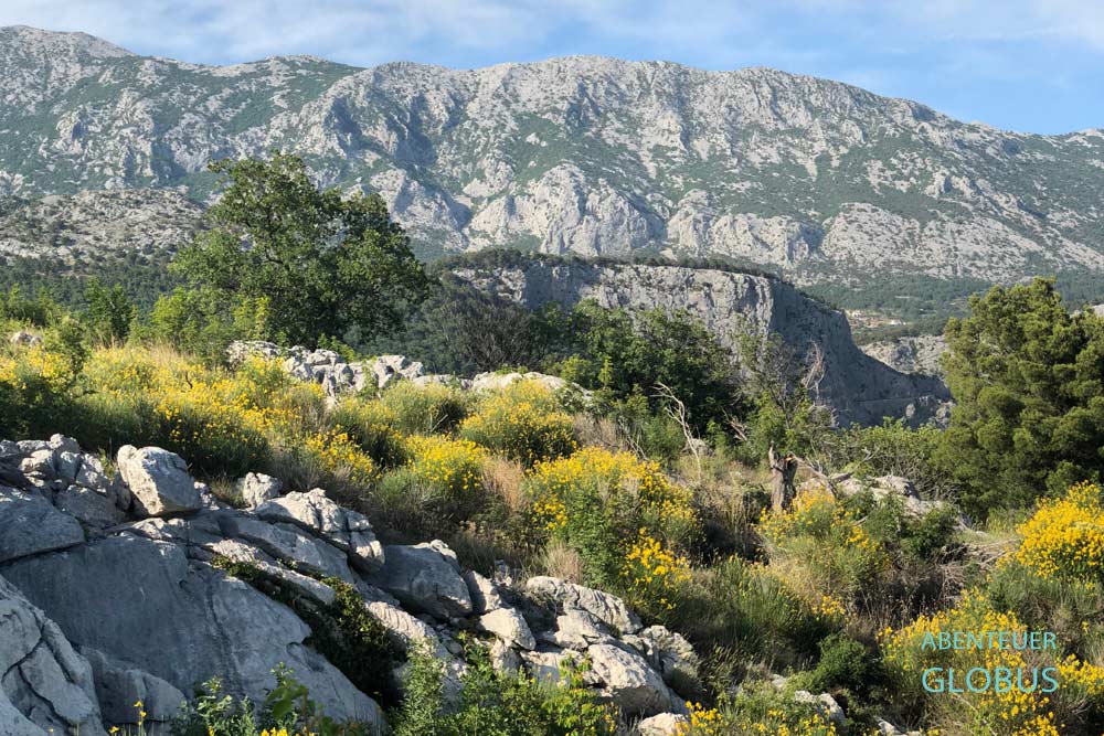 Auf dem Weg zum Aussichtspunkt Komorjak in Omis in Kroatien