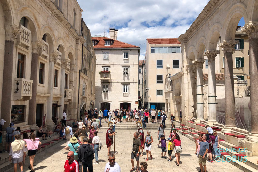 Peristyl im Diokletianspalast (UNESCO-Weltkulturerbe) in der Altstadt