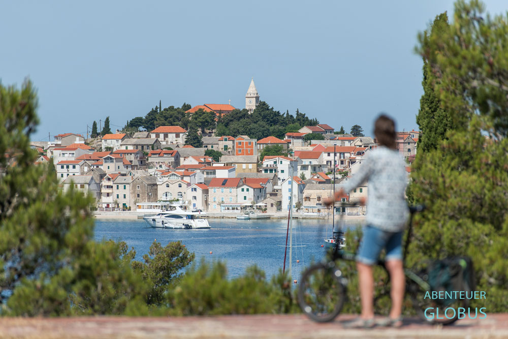 Ausblick auf die Altstadt Primosten auf einer Halbinsel in der Adria