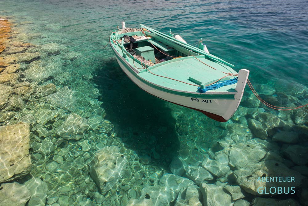 Primosten: Fischerboot und Seeigel im kristallklarem Meerwasser 
